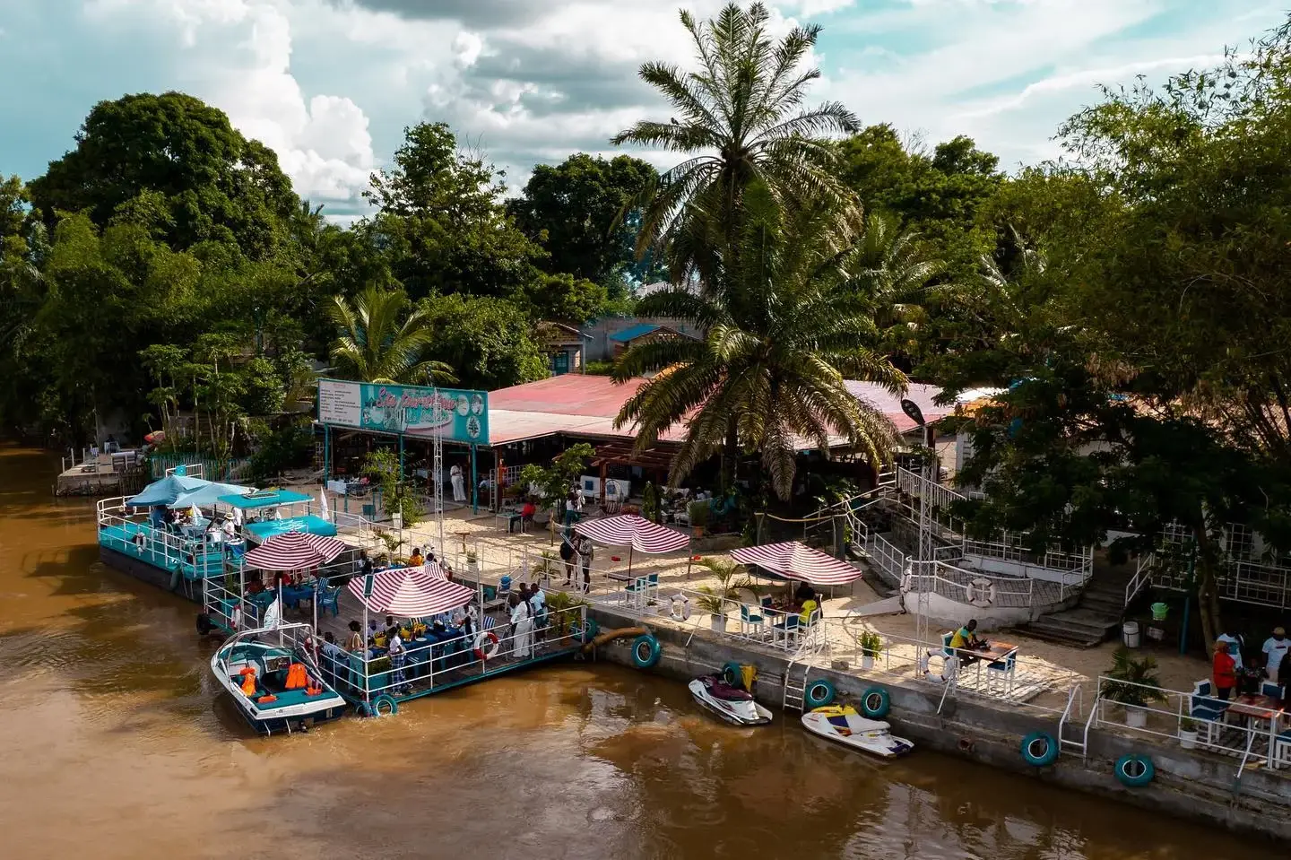 La Sablière, plage et détente sur le fleuve Congo à Kinshasa