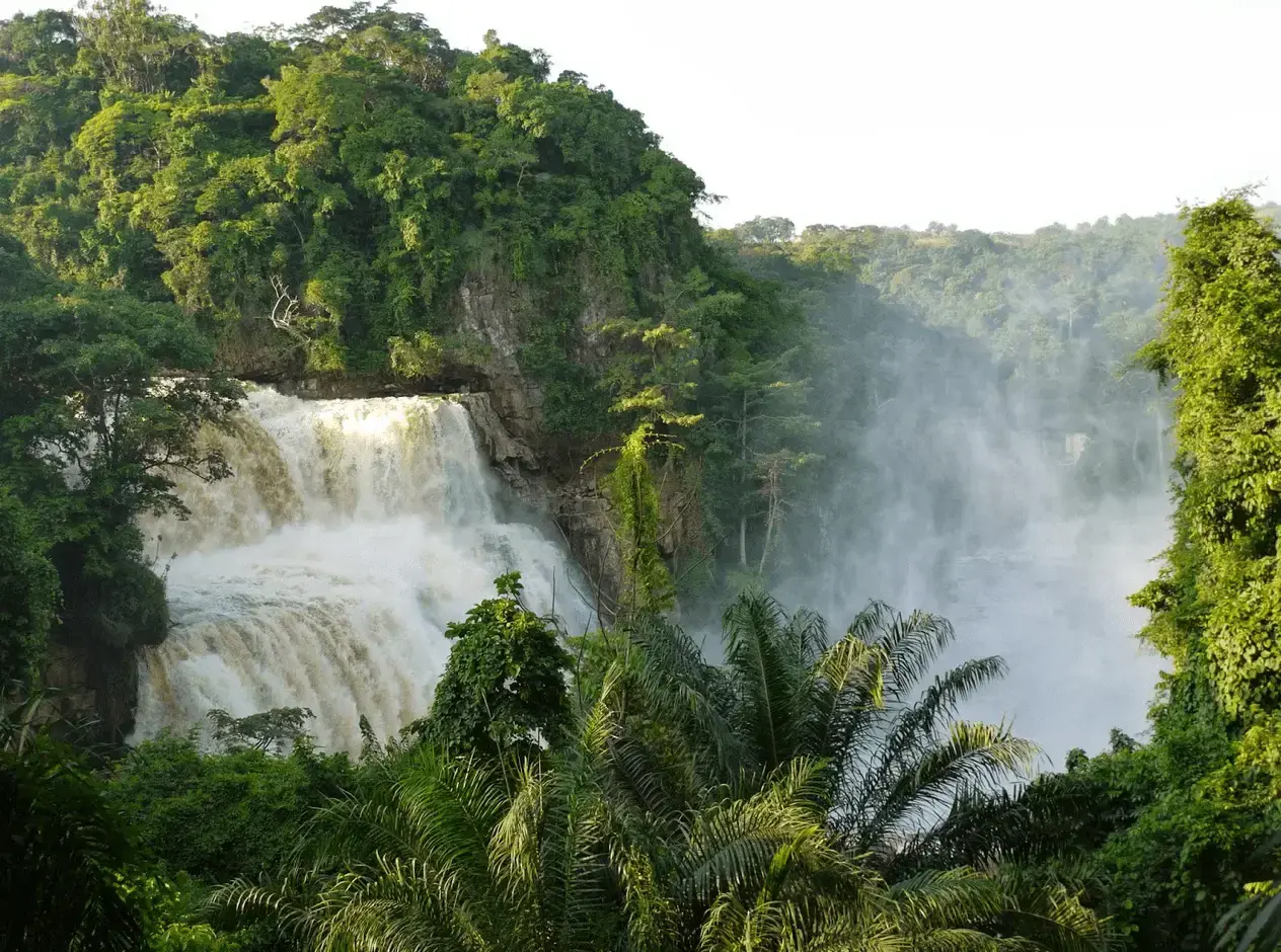 Seli Safari Resort à Zongo, Congo — vue sur les chutes — photo 8