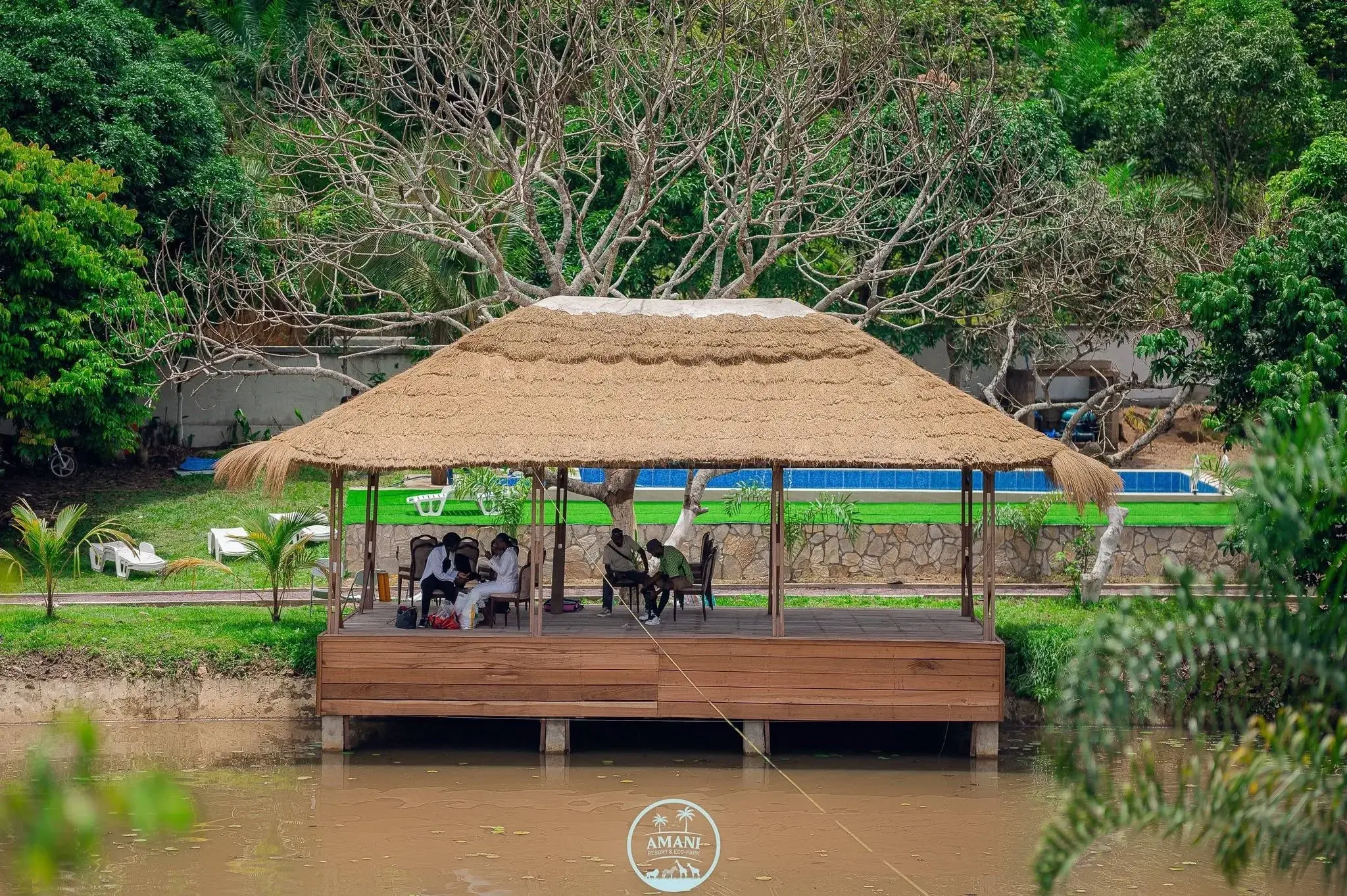 Paillotte sur le lac à Amani Resort & Eco Park
