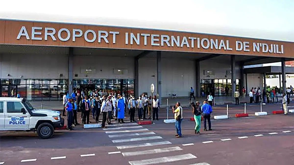 Façade de l'aéroport international de N'Djili à Kinshasa avec voyageurs