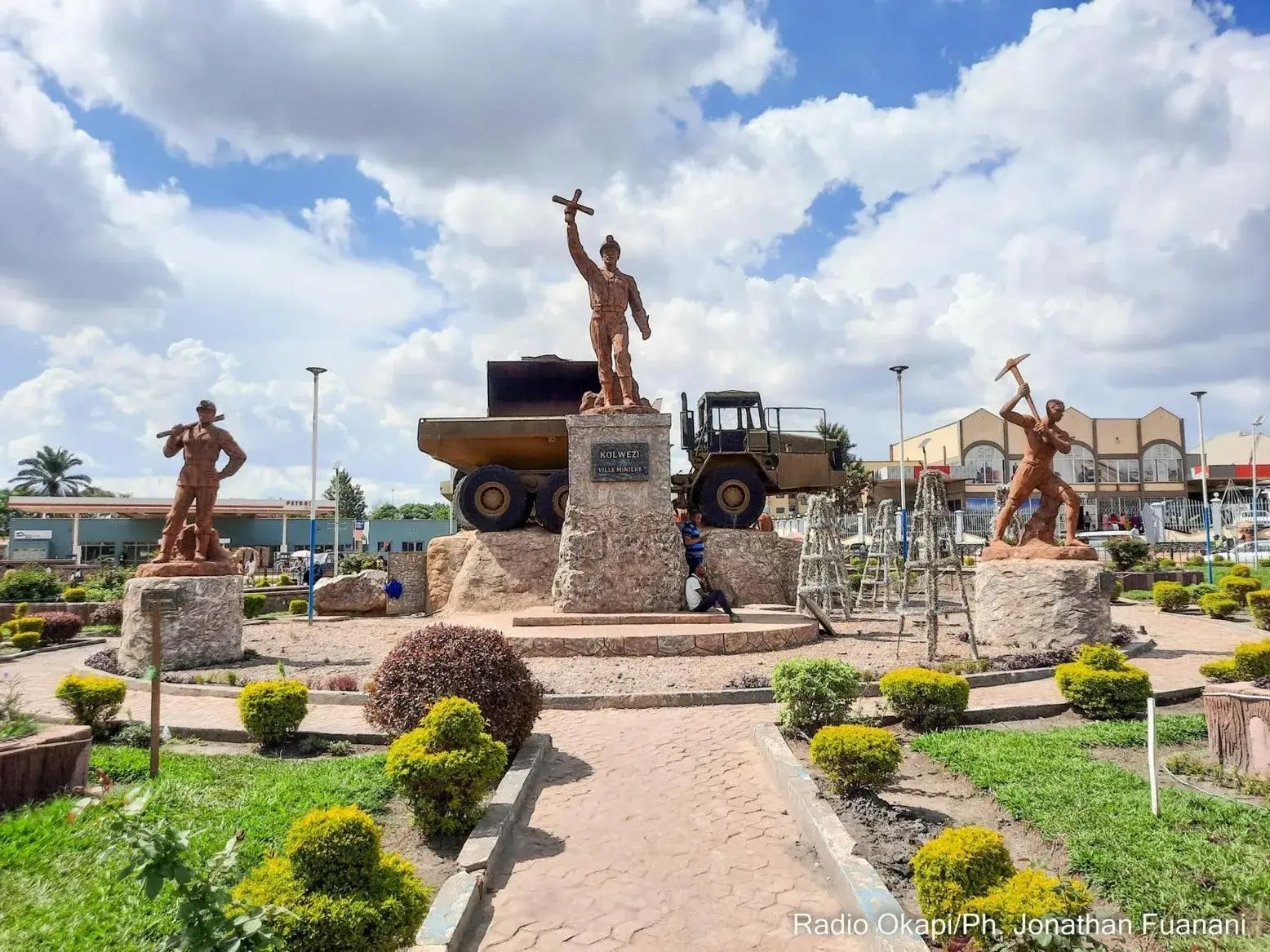 Rond-point "Kolwezi Ville Minière", monument dédié aux mineurs au centre-ville de Kolwezi
