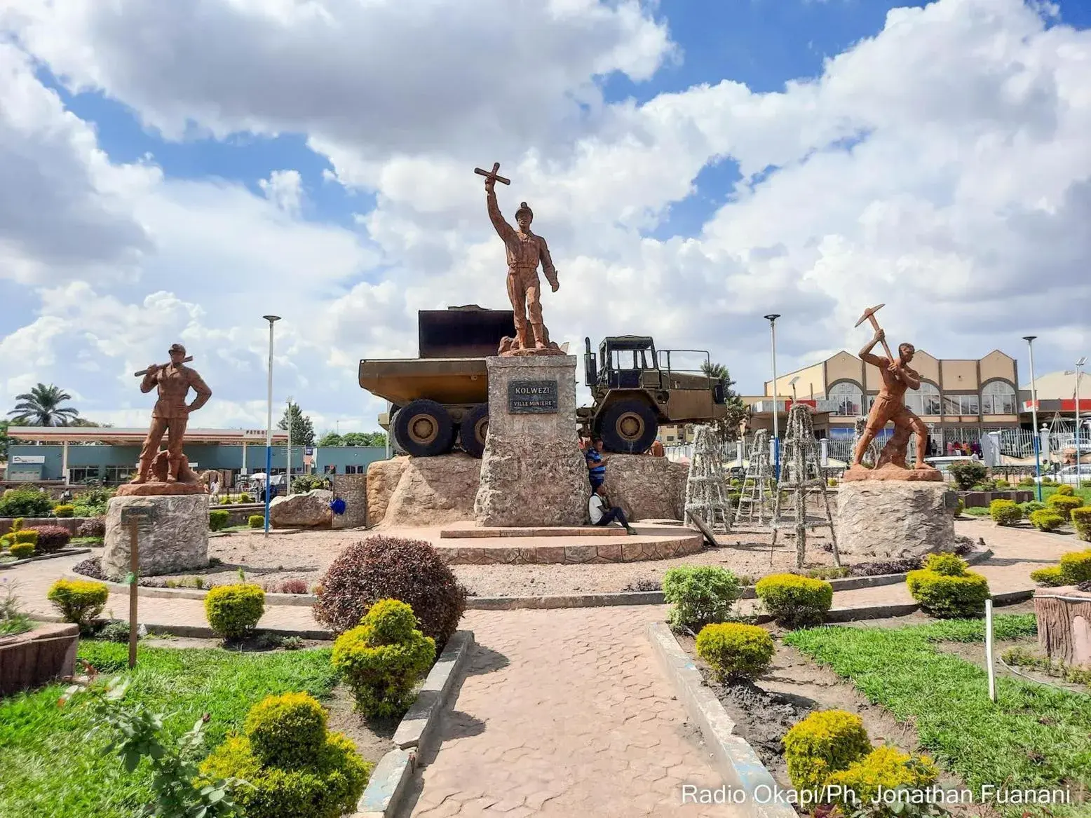 Rond-point "Kolwezi Ville Minière", monument dédié aux mineurs au centre-ville de Kolwezi